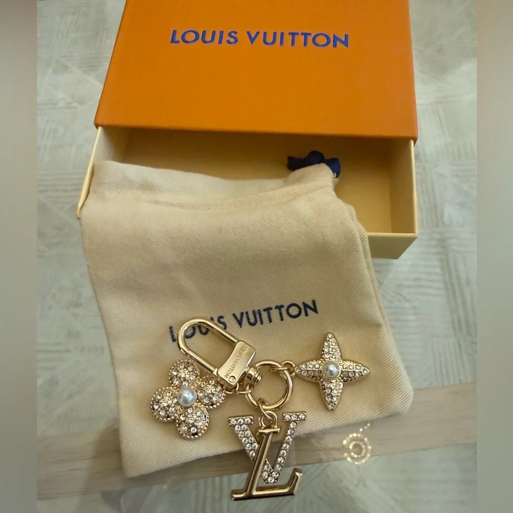 Louis Vuitton Gold Key Holder with Crystal Accents
comes with box pouch. - Picture 2 of 5